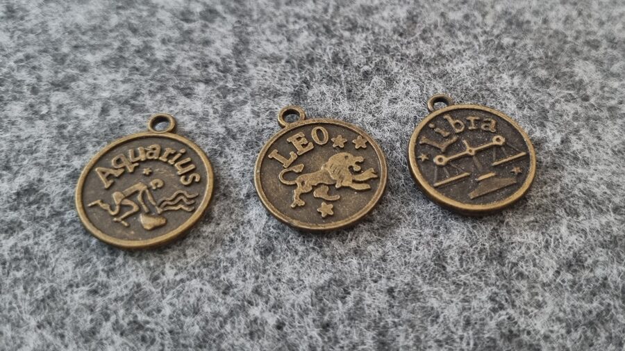 Žalvario spalvos pakabukai su zodiako ženklu 20 mm